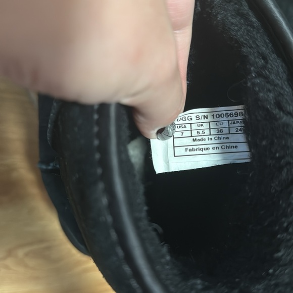 💎UGG Swarovski Crystal Bow Classic Women’s Boots ~ excellent used condition - Picture 4 of 5